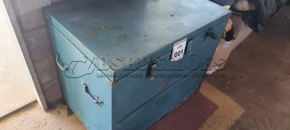 LOTE 001 - 01 BAÚ EM FERRO.  (NO ESTADO) ATENÇÃO! FAZER A VISITAÇÃO ANTES DE ARREMATAR, NÃO SABEMOS SE FUNCIONA. LEILÃO NÃO TEM GARANTIA E NEM DEVOLUÇÃO, SUJEITO A POSSÍVEIS AVARIAS VISÍVEIS/OCULTAS E/OU AUSÊNCIA DE COMPONENTES.