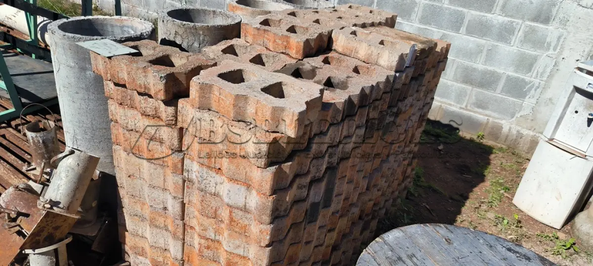 LOTE 074 - 01 LOTE COM BLOQUETES EM CONCRETO. (NO ESTADO) ATENÇÃO! FAZER A VISITAÇÃO ANTES DE ARREMATAR, NÃO SABEMOS SE FUNCIONA. LEILÃO NÃO TEM GARANTIA E NEM DEVOLUÇÃO, SUJEITO A POSSÍVEIS AVARIAS VISÍVEIS/OCULTAS E/OU AUSÊNCIA DE COMPONENTES.