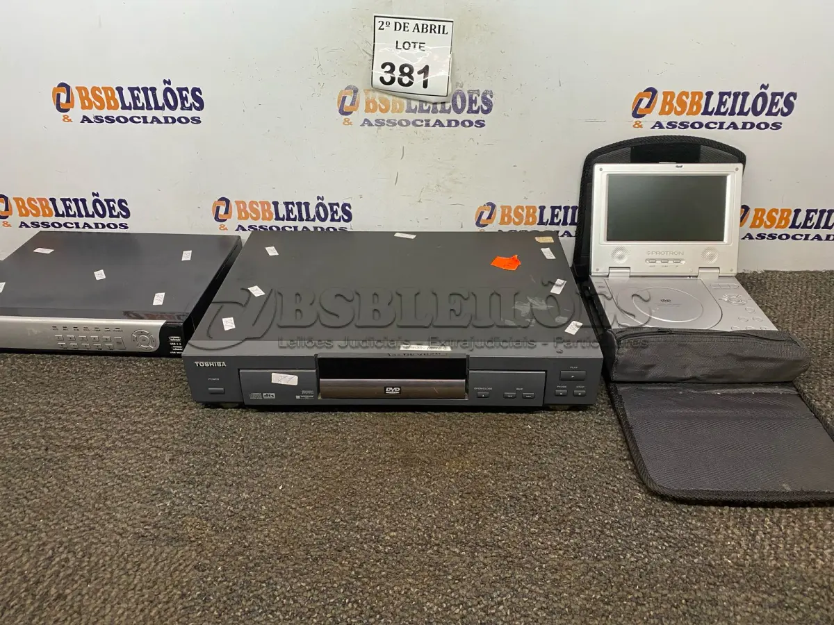 LOTE 381 - 01 LOTE COM DVD, DVR E DVD PORTÁTIL. (NO ESTADO) ATENÇÃO! FAZER A VISITAÇÃO ANTES DE ARREMATAR, NÃO SABEMOS SE FUNCIONA. LEILÃO NÃO TEM GARANTIA E NEM DEVOLUÇÃO, SUJEITO A POSSÍVEIS AVARIAS VISÍVEIS/OCULTAS E/OU AUSÊNCIA DE COMPONENTES.