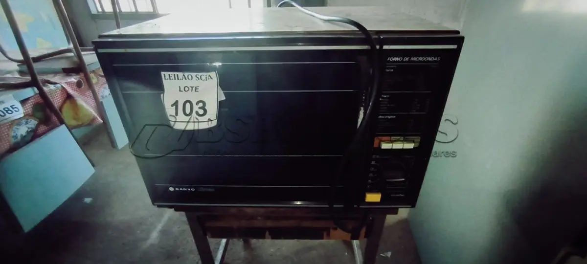 LOTE 103 - 01 FORNO MICRO-ONDAS SANYO. (NO ESTADO) ATENÇÃO! FAZER A VISITAÇÃO ANTES DE ARREMATAR, NÃO SABEMOS SE FUNCIONA. LEILÃO NÃO TEM GARANTIA E NEM DEVOLUÇÃO, SUJEITO A POSSÍVEIS AVARIAS VISÍVEIS/OCULTAS E/OU AUSÊNCIA DE COMPONENTES.