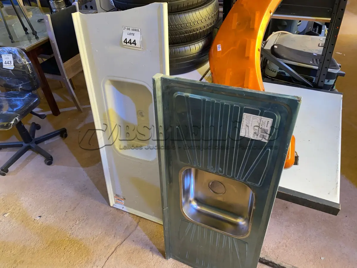 LOTE 444 - 01 PIA EM INOX 120, MM X 520MM E 01 PIA EM FIBRA COM AVARIAS. (NO ESTADO) ATENÇÃO! FAZER A VISITAÇÃO ANTES DE ARREMATAR, NÃO SABEMOS SE FUNCIONA. LEILÃO NÃO TEM GARANTIA E NEM DEVOLUÇÃO, SUJEITO A POSSÍVEIS AVARIAS VISÍVEIS/OCULTAS E/OU AUSÊNCIA DE COMPONENTES.