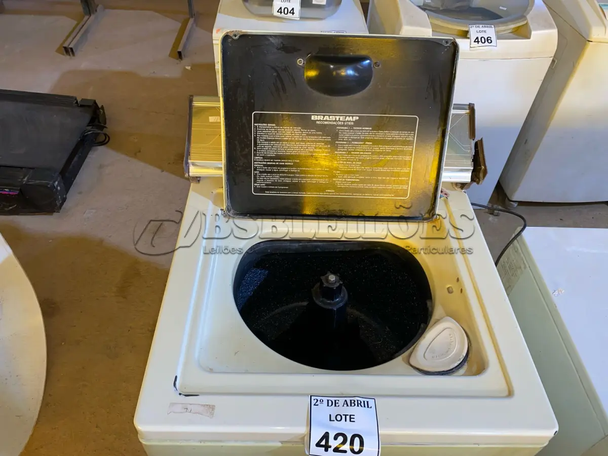 LOTE 420 - 01 MÁQUINA DE LAVAR ROUPAS BRASTEMP ANTIGA. (NO ESTADO) ATENÇÃO! FAZER A VISITAÇÃO ANTES DE ARREMATAR, NÃO SABEMOS SE FUNCIONA. LEILÃO NÃO TEM GARANTIA E NEM DEVOLUÇÃO, SUJEITO A POSSÍVEIS AVARIAS VISÍVEIS/OCULTAS E/OU AUSÊNCIA DE COMPONENTES.