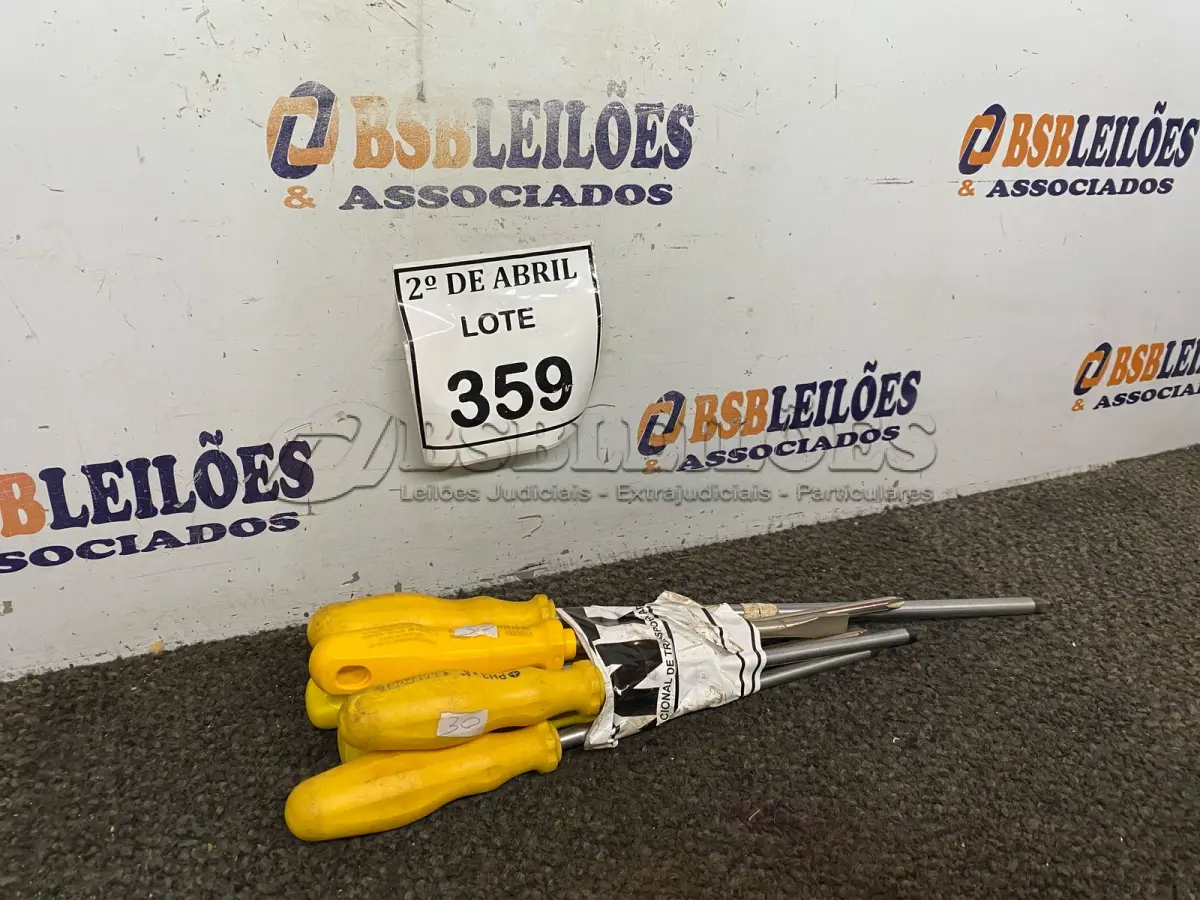 LOTE 359 - 01 CHAVE DE FENDA E 05 CHAVES PHILIPS TAMANHOS DIVERSOS. (NO ESTADO) ATENÇÃO! FAZER A VISITAÇÃO ANTES DE ARREMATAR, NÃO SABEMOS SE FUNCIONA. LEILÃO NÃO TEM GARANTIA E NEM DEVOLUÇÃO, SUJEITO A POSSÍVEIS AVARIAS VISÍVEIS/OCULTAS E/OU AUSÊNCIA DE COMPONENTES.