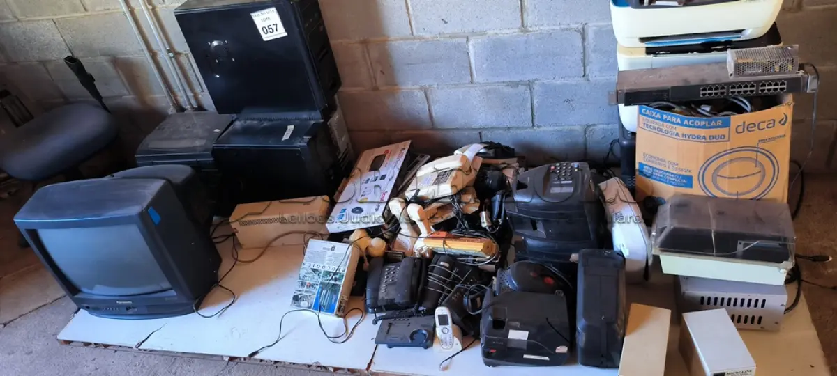LOTE 057 - 01 LOTE COM TV, CPUS, TELEFONES ANTIGOS. ESTABILIZADORES.  (NO ESTADO) ATENÇÃO! FAZER A VISITAÇÃO ANTES DE ARREMATAR, NÃO SABEMOS SE FUNCIONA. LEILÃO NÃO TEM GARANTIA E NEM DEVOLUÇÃO, SUJEITO A POSSÍVEIS AVARIAS VISÍVEIS/OCULTAS E/OU AUSÊNCIA DE COMPONENTES.