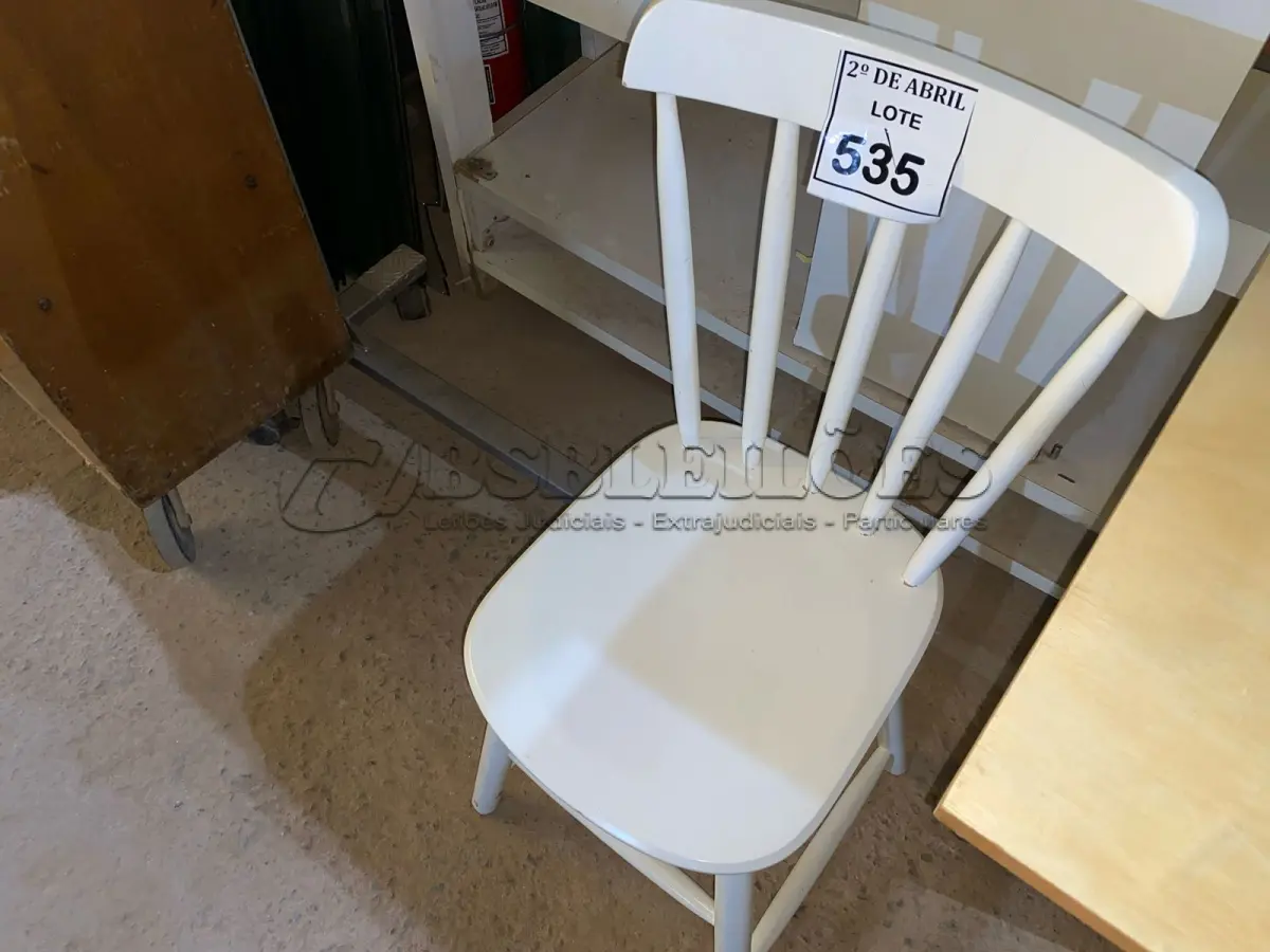 LOTE 535 - 01 CADEIRA EM MADEIRA BRANCA (NO ESTADO) ATENÇÃO! FAZER A VISITAÇÃO ANTES DE ARREMATAR, NÃO SABEMOS SE FUNCIONA. LEILÃO NÃO TEM GARANTIA E NEM DEVOLUÇÃO, SUJEITO A POSSÍVEIS AVARIAS VISÍVEIS/OCULTAS E/OU AUSÊNCIA DE COMPONENTES.
