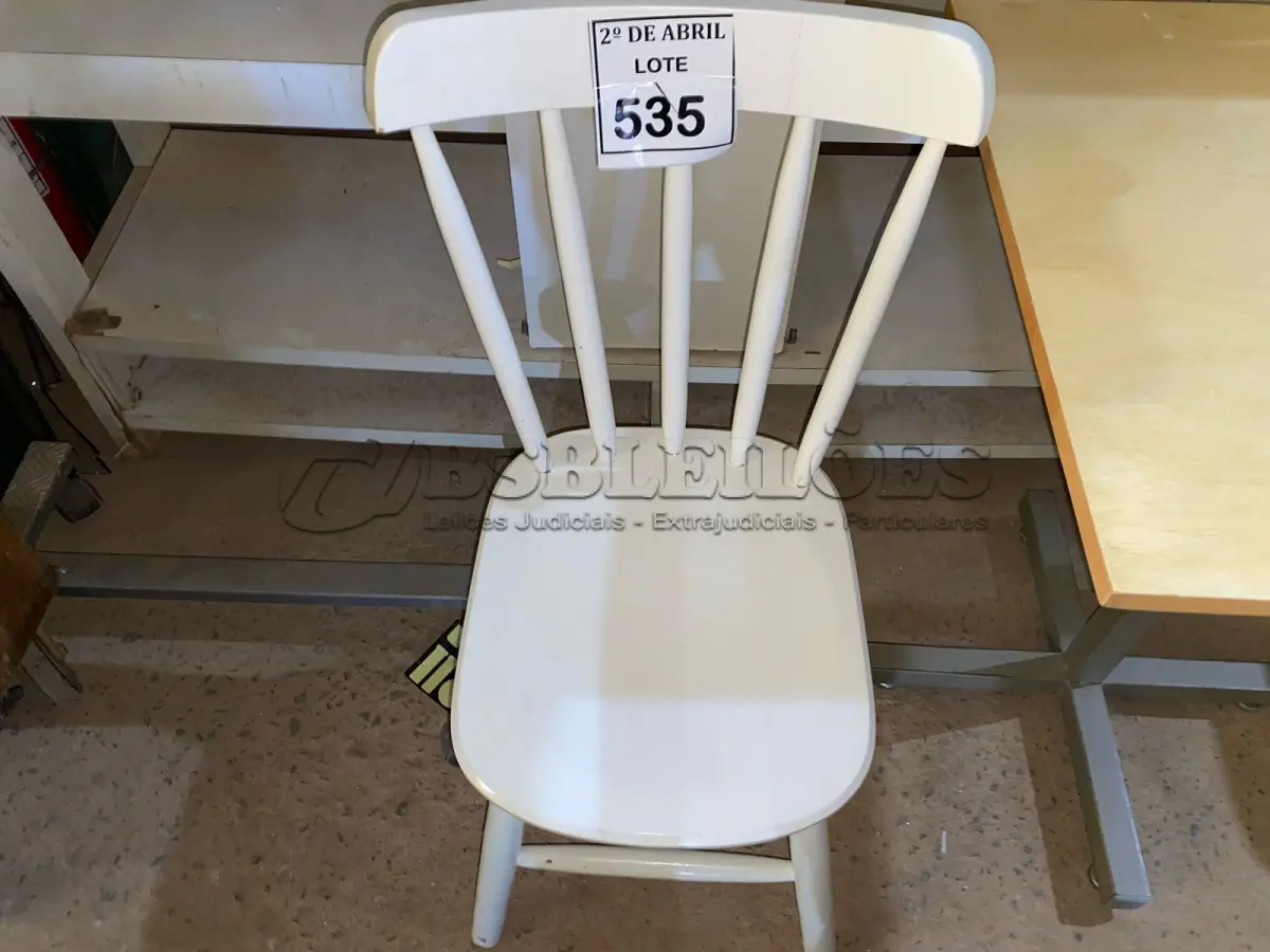 LOTE 535 - 01 CADEIRA EM MADEIRA BRANCA (NO ESTADO) ATENÇÃO! FAZER A VISITAÇÃO ANTES DE ARREMATAR, NÃO SABEMOS SE FUNCIONA. LEILÃO NÃO TEM GARANTIA E NEM DEVOLUÇÃO, SUJEITO A POSSÍVEIS AVARIAS VISÍVEIS/OCULTAS E/OU AUSÊNCIA DE COMPONENTES.