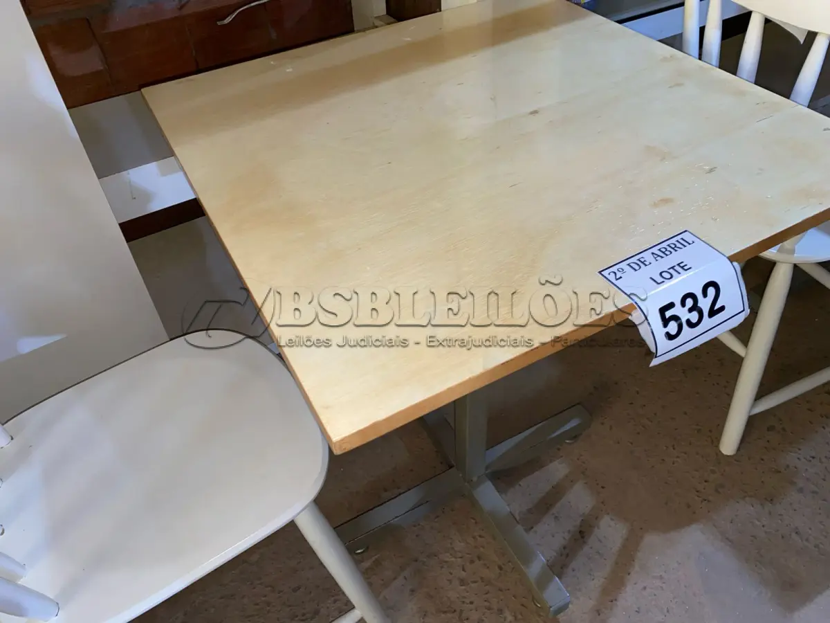 LOTE 532 - 01 MESA QUADRADA EM MADEIRA COM PÉS EM FERRO (NO ESTADO) ATENÇÃO! FAZER A VISITAÇÃO ANTES DE ARREMATAR, NÃO SABEMOS SE FUNCIONA. LEILÃO NÃO TEM GARANTIA E NEM DEVOLUÇÃO, SUJEITO A POSSÍVEIS AVARIAS VISÍVEIS/OCULTAS E/OU AUSÊNCIA DE COMPONENTES.