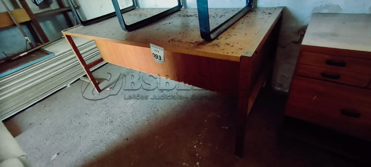 LOTE 093 - 01 MESA EM MADEIRA.  (NO ESTADO) ATENÇÃO! FAZER A VISITAÇÃO ANTES DE ARREMATAR, NÃO SABEMOS SE FUNCIONA. LEILÃO NÃO TEM GARANTIA E NEM DEVOLUÇÃO, SUJEITO A POSSÍVEIS AVARIAS VISÍVEIS/OCULTAS E/OU AUSÊNCIA DE COMPONENTES.