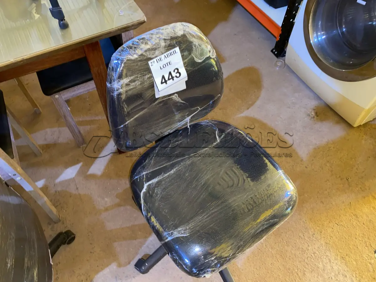 LOTE 443 - 01 CADEIRA PARA ESCRITÓRIO. (NO ESTADO) ATENÇÃO! FAZER A VISITAÇÃO ANTES DE ARREMATAR, NÃO SABEMOS SE FUNCIONA. LEILÃO NÃO TEM GARANTIA E NEM DEVOLUÇÃO, SUJEITO A POSSÍVEIS AVARIAS VISÍVEIS/OCULTAS E/OU AUSÊNCIA DE COMPONENTES.