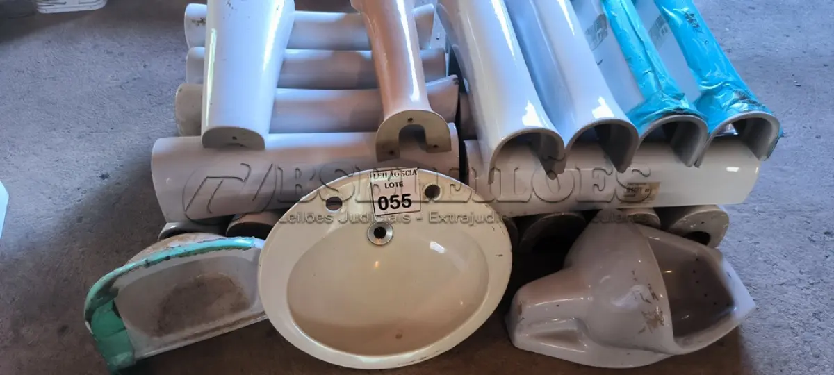 LOTE 055 - 01 LOTE COM LAVATÓRIOS EM CERÂMICA E COLUNAS DE PIA.  (NO ESTADO) ATENÇÃO! FAZER A VISITAÇÃO ANTES DE ARREMATAR, NÃO SABEMOS SE FUNCIONA. LEILÃO NÃO TEM GARANTIA E NEM DEVOLUÇÃO, SUJEITO A POSSÍVEIS AVARIAS VISÍVEIS/OCULTAS E/OU AUSÊNCIA DE COMPONENTES.