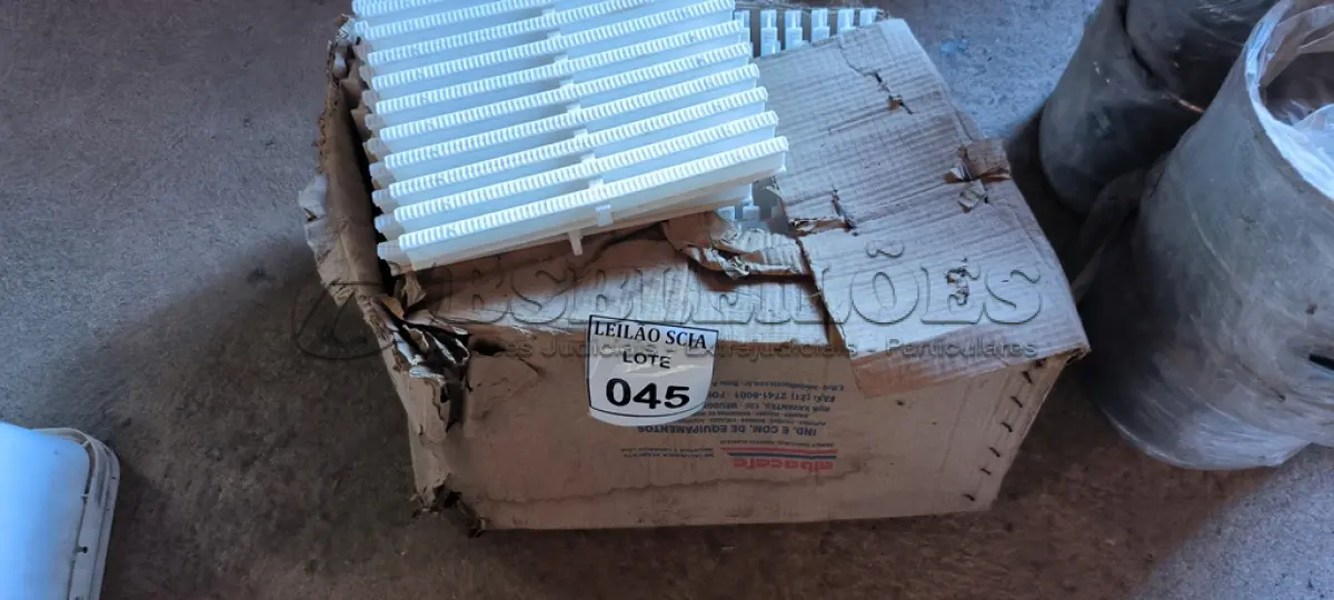 LOTE 045 - 01 LOTE COM GRELHAS EM PLÁSTICO.  (NO ESTADO) ATENÇÃO! FAZER A VISITAÇÃO ANTES DE ARREMATAR, NÃO SABEMOS SE FUNCIONA. LEILÃO NÃO TEM GARANTIA E NEM DEVOLUÇÃO, SUJEITO A POSSÍVEIS AVARIAS VISÍVEIS/OCULTAS E/OU AUSÊNCIA DE COMPONENTES.