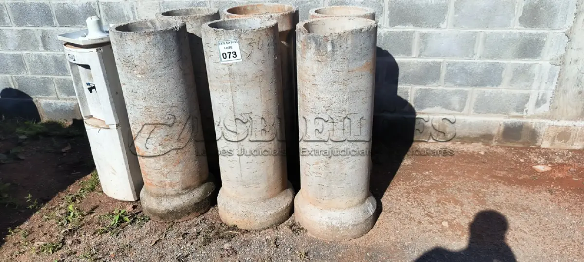 LOTE 073 - 06 MANILHAS EM CONCRETO.  (NO ESTADO) ATENÇÃO! FAZER A VISITAÇÃO ANTES DE ARREMATAR, NÃO SABEMOS SE FUNCIONA. LEILÃO NÃO TEM GARANTIA E NEM DEVOLUÇÃO, SUJEITO A POSSÍVEIS AVARIAS VISÍVEIS/OCULTAS E/OU AUSÊNCIA DE COMPONENTES.