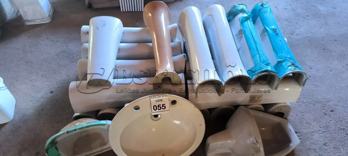 LOTE 055 - 01 LOTE COM LAVATÓRIOS EM CERÂMICA E COLUNAS DE PIA.  (NO ESTADO) ATENÇÃO! FAZER A VISITAÇÃO ANTES DE ARREMATAR, NÃO SABEMOS SE FUNCIONA. LEILÃO NÃO TEM GARANTIA E NEM DEVOLUÇÃO, SUJEITO A POSSÍVEIS AVARIAS VISÍVEIS/OCULTAS E/OU AUSÊNCIA DE COMPONENTES.