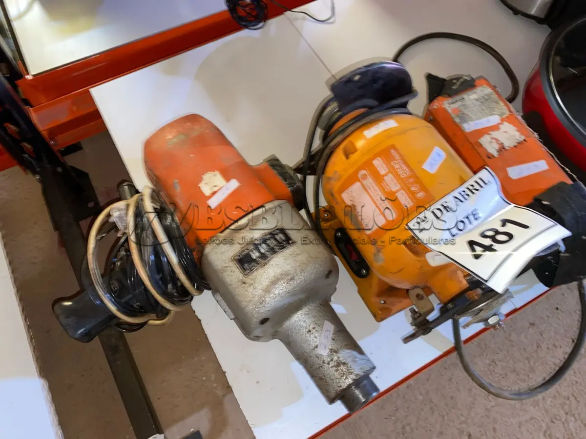 LOTE 481 - 01 FURADEIRA INDUSTRIAL, 01 ESMERIL E 01 MÁQUINA DE SOLDA INCOMPLETA. (NO ESTADO) ATENÇÃO! FAZER A VISITAÇÃO ANTES DE ARREMATAR, NÃO SABEMOS SE FUNCIONA. LEILÃO NÃO TEM GARANTIA E NEM DEVOLUÇÃO, SUJEITO A POSSÍVEIS AVARIAS VISÍVEIS/OCULTAS E/OU AUSÊNCIA DE COMPONENTES.