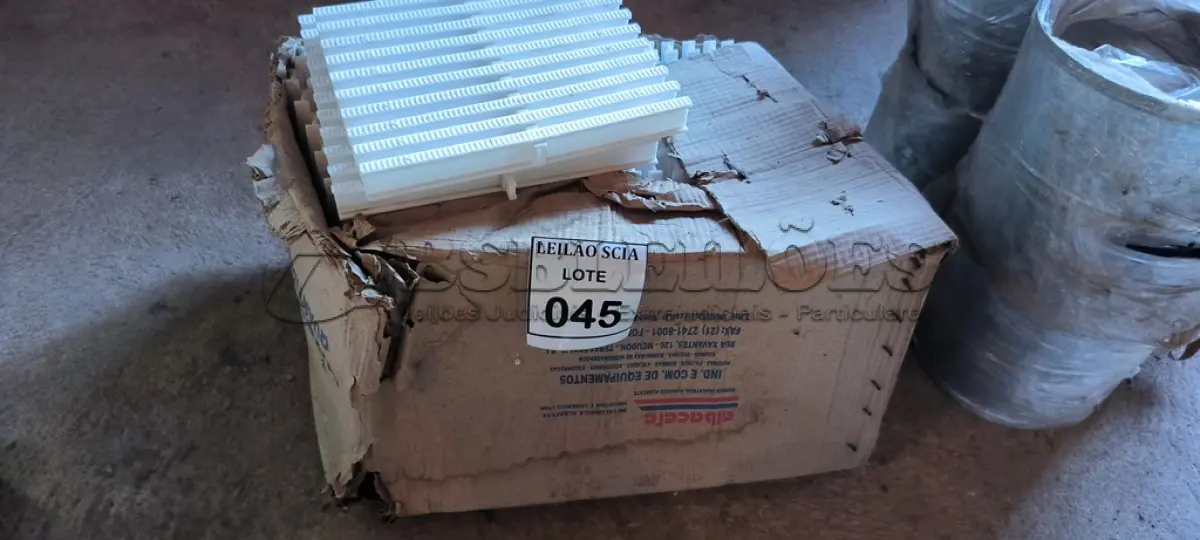 LOTE 045 - 01 LOTE COM GRELHAS EM PLÁSTICO.  (NO ESTADO) ATENÇÃO! FAZER A VISITAÇÃO ANTES DE ARREMATAR, NÃO SABEMOS SE FUNCIONA. LEILÃO NÃO TEM GARANTIA E NEM DEVOLUÇÃO, SUJEITO A POSSÍVEIS AVARIAS VISÍVEIS/OCULTAS E/OU AUSÊNCIA DE COMPONENTES.