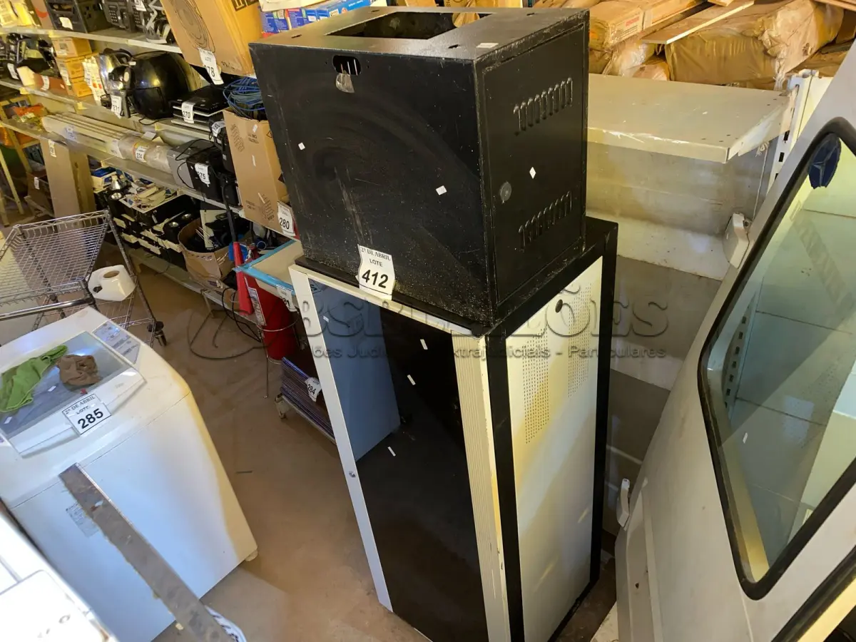 LOTE 412 - 02 RACKS EM AÇO PARA SERVIDORES. (NO ESTADO) ATENÇÃO! FAZER A VISITAÇÃO ANTES DE ARREMATAR, NÃO SABEMOS SE FUNCIONA. LEILÃO NÃO TEM GARANTIA E NEM DEVOLUÇÃO, SUJEITO A POSSÍVEIS AVARIAS VISÍVEIS/OCULTAS E/OU AUSÊNCIA DE COMPONENTES.