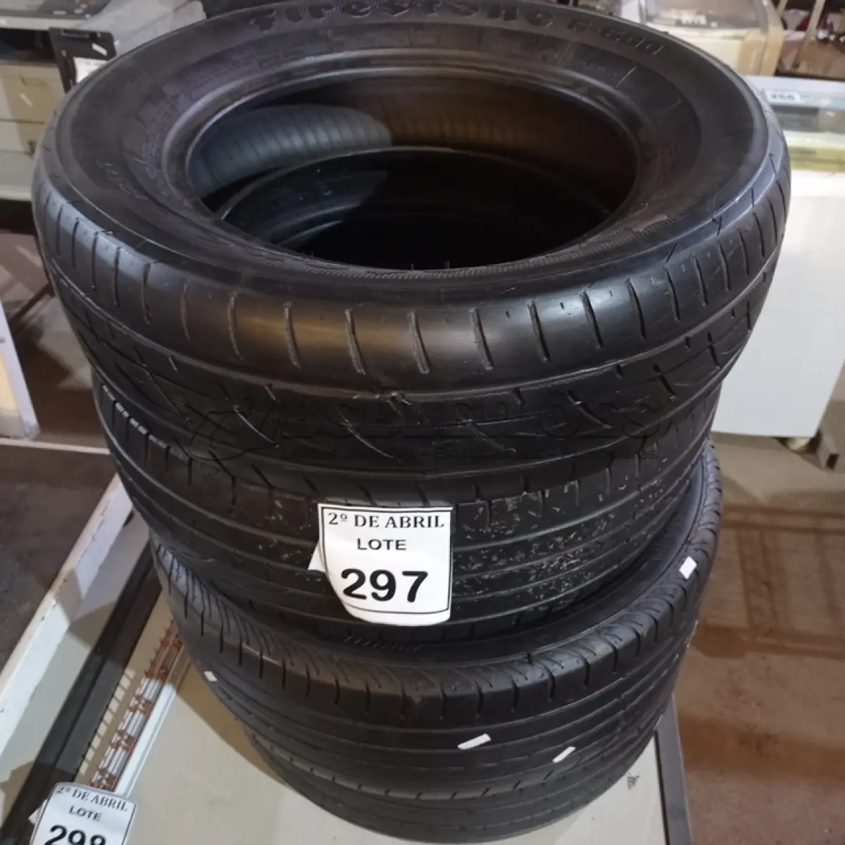 LOTE 297 - 04 PNEUS MEIA VIDA 215/50 ARO 17. (NO ESTADO) ATENÇÃO! FAZER A VISITAÇÃO ANTES DE ARREMATAR, NÃO SABEMOS SE FUNCIONA. LEILÃO NÃO TEM GARANTIA E NEM DEVOLUÇÃO, SUJEITO A POSSÍVEIS AVARIAS VISÍVEIS/OCULTAS E/OU AUSÊNCIA DE COMPONENTES.