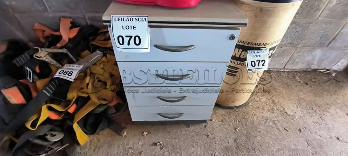 LOTE 070 - 01 GAVETEIRO EM MADEIRA COM 04 GAVETAS.  (NO ESTADO) ATENÇÃO! FAZER A VISITAÇÃO ANTES DE ARREMATAR, NÃO SABEMOS SE FUNCIONA. LEILÃO NÃO TEM GARANTIA E NEM DEVOLUÇÃO, SUJEITO A POSSÍVEIS AVARIAS VISÍVEIS/OCULTAS E/OU AUSÊNCIA DE COMPONENTES.