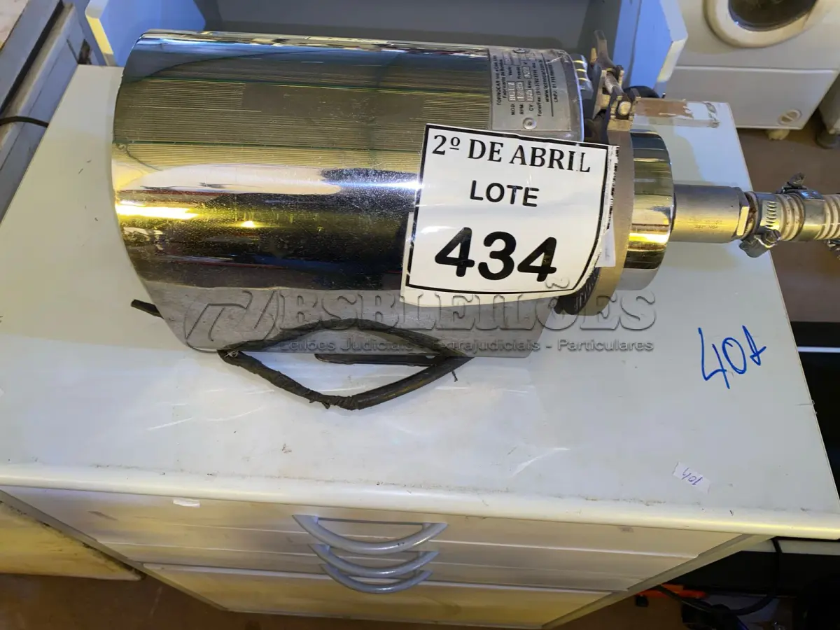 LOTE 434 - 01 BOMBA ALIMENTÍCIA SANITÁRIAS EM INOX 304 05CV ,2500LITROS /HORA INDUPROPIL. (NO ESTADO) ATENÇÃO! FAZER A VISITAÇÃO ANTES DE ARREMATAR, NÃO SABEMOS SE FUNCIONA. LEILÃO NÃO TEM GARANTIA E NEM DEVOLUÇÃO, SUJEITO A POSSÍVEIS AVARIAS VISÍVEIS/OCULTAS E/OU AUSÊNCIA DE COMPONENTES.