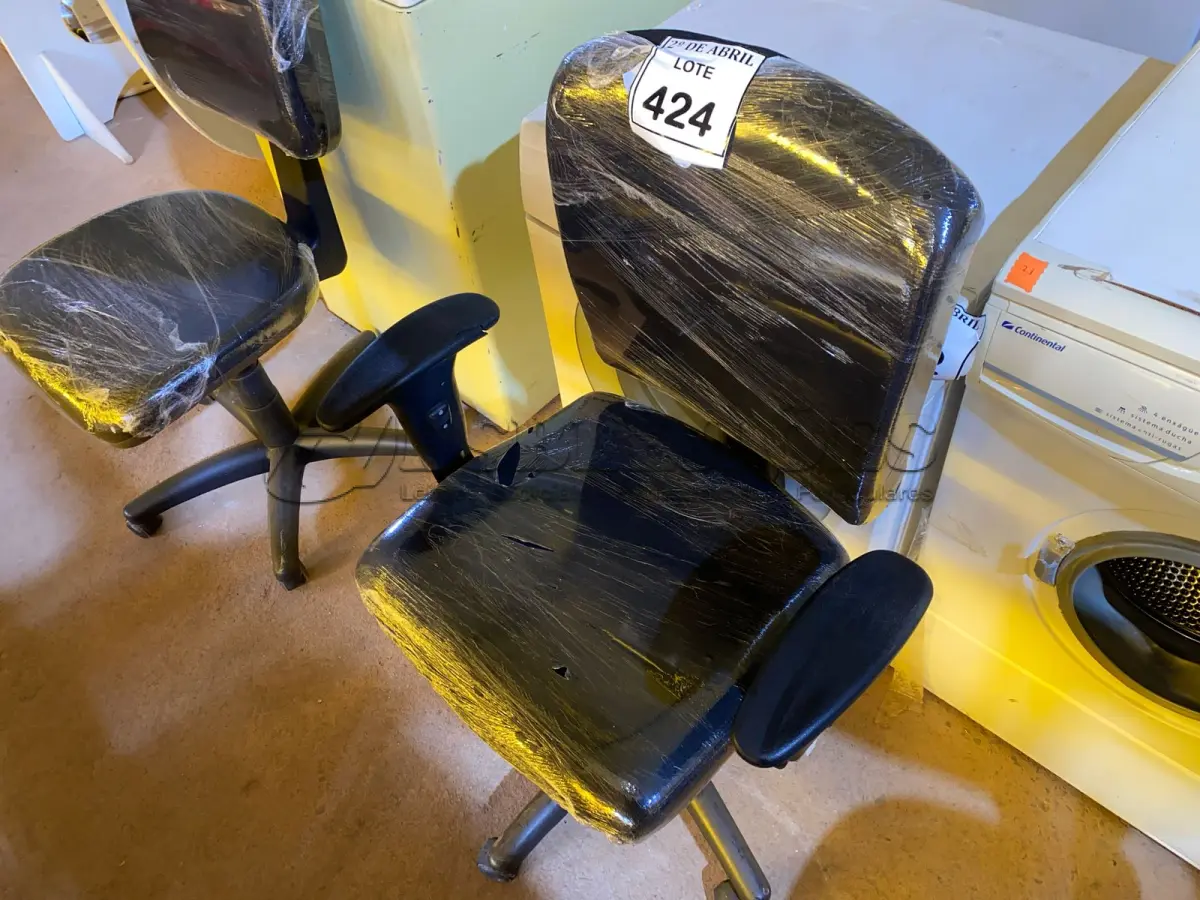 LOTE 424 - 01 CADEIRA PARA ESCRITÓRIO. (NO ESTADO) ATENÇÃO! FAZER A VISITAÇÃO ANTES DE ARREMATAR, NÃO SABEMOS SE FUNCIONA. LEILÃO NÃO TEM GARANTIA E NEM DEVOLUÇÃO, SUJEITO A POSSÍVEIS AVARIAS VISÍVEIS/OCULTAS E/OU AUSÊNCIA DE COMPONENTES.