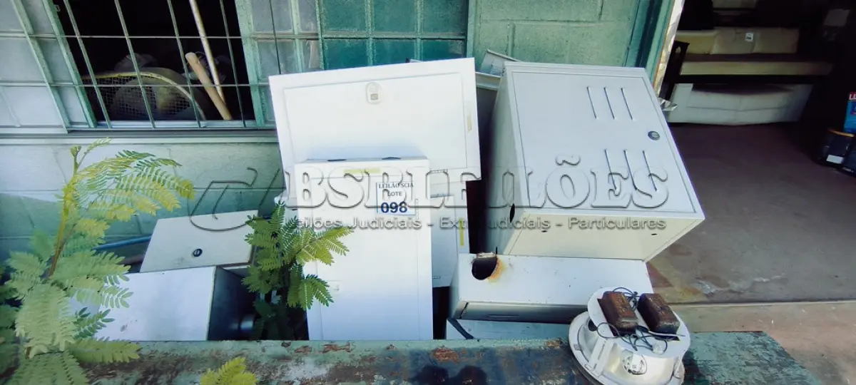 LOTE 098 - 01 LOTE COM CAIXAS ELÉTRICAS.  (NO ESTADO) ATENÇÃO! FAZER A VISITAÇÃO ANTES DE ARREMATAR, NÃO SABEMOS SE FUNCIONA. LEILÃO NÃO TEM GARANTIA E NEM DEVOLUÇÃO, SUJEITO A POSSÍVEIS AVARIAS VISÍVEIS/OCULTAS E/OU AUSÊNCIA DE COMPONENTES.