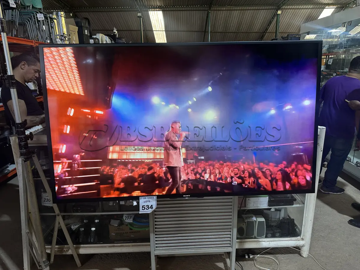 LOTE 427 - 01 SMART TV 70" SONY KDL-70W855B LED 3D ,  PROCESSADOR DE IMAGEM 3D,TAMANHO DA TELA 70", RESOLUÇÃO FULL HD - 1920 X 1080 PIXELS, FORMATO DE TELA 16:9 (WIDESCREEN) REFRESH RATE MOTIONFLOW XR 480 HZ ÂNGULO DE VISÃO HORIZONTAL: 178° VERTICAL: 178° , SISTEMA ANALÓGICO: PAL-M, PAL-N, NTSC DIGITAL: SBTVD  SINTONIZADOR DE TV ANALÓGICO: SIM, DIGITAL: SIM POTÊNCIA DE ÁUDIO 2 X 10 W RMS CONEXÕES ENTRADA: 4 X HDMI 2 X VÍDEO COMPOSTO 1 X VÍDEO COMPONENTE 1 X ÁUDIO ESTÉREO 2 X USB 1 X RJ-45 SAÍDA: 1 X ÁUDIO DIGITAL ÓPTICO ALIMENTAÇÃO AC 100 ~ 240V CONSUMO DE ENERGIA ATIVA: 208 W STAND BY: < 1 W  PADRÃO DE FURO PARA MONTAGEM NA PAREDE VESA 400X300 DIMENSÕES (L X A X P) SEM BASE: 158,6 X 92 X 9,3 CM COM BASE: 158,6 X 97 X 37 CM  PESO SEM BASE: 43,6 KG COM BASE: 44,6 KG EMBALAGEM: 56 KG  (NO ESTADO) ATENÇÃO! FAZER A VISITAÇÃO ANTES DE ARREMATAR, NÃO SABEMOS SE FUNCIONA. LEILÃO NÃO TEM GARANTIA E NEM DEVOLUÇÃO, SUJEITO A POSSÍVEIS AVARIAS VISÍVEIS/OCULTAS E/OU AUSÊNCIA DE COMPONENTES.