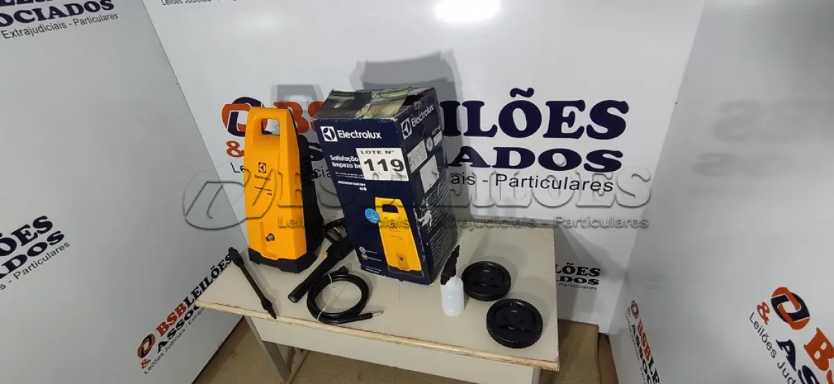 LOTE 119 - 01 - LAVADORA DE ALTA PRESSÃO ELECTROLUX 1800PSI EWS30 - 127V (NO ESTADO, NÃO SABEMOS SE FUNCIONA. LEILÃO NÃO TEM GARANTIA E NEM DEVOLUÇÃO, SUJEITO A POSSÍVEIS AVARIAS VISÍVEIS/OCULTAS E/OU AUSÊNCIA DE COMPONENTES)