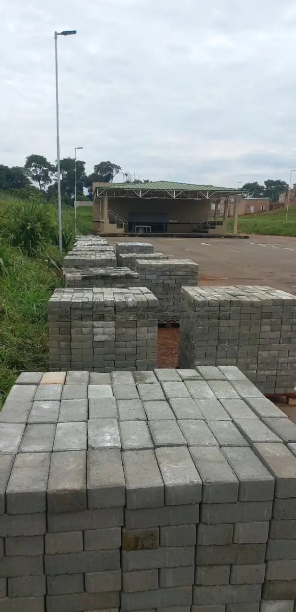 LOTE 118 - 01 PALETE COM PISO DE CONCRETO INTERTRAVADO PAVER (20X10X6CM) 15M² CADA PALETE (RETIRADA EM GOIÂNIA –GO) (NO ESTADO)