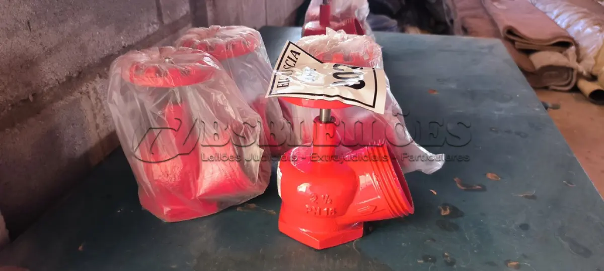 LOTE 002 - 04 VÁLVULAS ANGULAR PARA HIDRANTE.  (NO ESTADO) ATENÇÃO! FAZER A VISITAÇÃO ANTES DE ARREMATAR, NÃO SABEMOS SE FUNCIONA. LEILÃO NÃO TEM GARANTIA E NEM DEVOLUÇÃO, SUJEITO A POSSÍVEIS AVARIAS VISÍVEIS/OCULTAS E/OU AUSÊNCIA DE COMPONENTES.