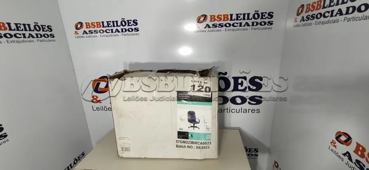 LOTE 120 - 01 - CADEIRA DE ESCRITÓRIO EXECUTIVA (NO ESTADO, NÃO SABEMOS SE FUNCIONA. LEILÃO NÃO TEM GARANTIA E NEM DEVOLUÇÃO, SUJEITO A POSSÍVEIS AVARIAS VISÍVEIS/OCULTAS E/OU AUSÊNCIA DE COMPONENTES)
