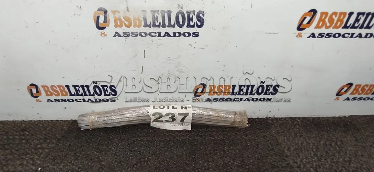LOTE 237 - 01 - SOLDA EM BARRA PARA COBIX 30X70 - 2,5KG (NO ESTADO, NÃO SABEMOS SE FUNCIONA. LEILÃO NÃO TEM GARANTIA E NEM DEVOLUÇÃO, SUJEITO A POSSÍVEIS AVARIAS VISÍVEIS/OCULTAS E/OU AUSÊNCIA DE COMPONENTES)