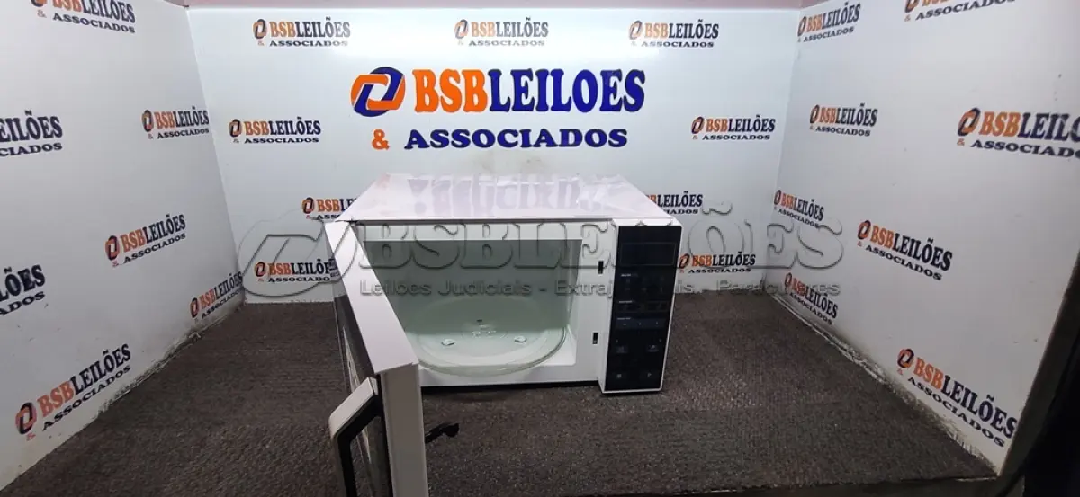 LOTE 196 - 01 - FORNO MICRO-ONDAS 35L BRANCO E PRETO MIDEA 220V MXSA35P2 (NO ESTADO, NÃO SABEMOS SE FUNCIONA. LEILÃO NÃO TEM GARANTIA E NEM DEVOLUÇÃO, SUJEITO A POSSÍVEIS AVARIAS VISÍVEIS/OCULTAS E/OU AUSÊNCIA DE COMPONENTES)