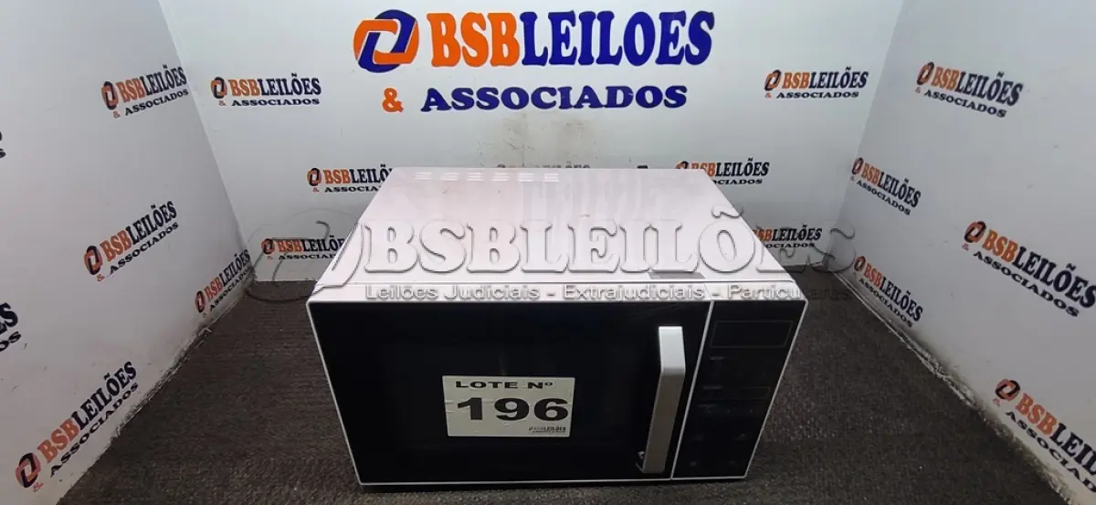 LOTE 196 - 01 - FORNO MICRO-ONDAS 35L BRANCO E PRETO MIDEA 220V MXSA35P2 (NO ESTADO, NÃO SABEMOS SE FUNCIONA. LEILÃO NÃO TEM GARANTIA E NEM DEVOLUÇÃO, SUJEITO A POSSÍVEIS AVARIAS VISÍVEIS/OCULTAS E/OU AUSÊNCIA DE COMPONENTES)