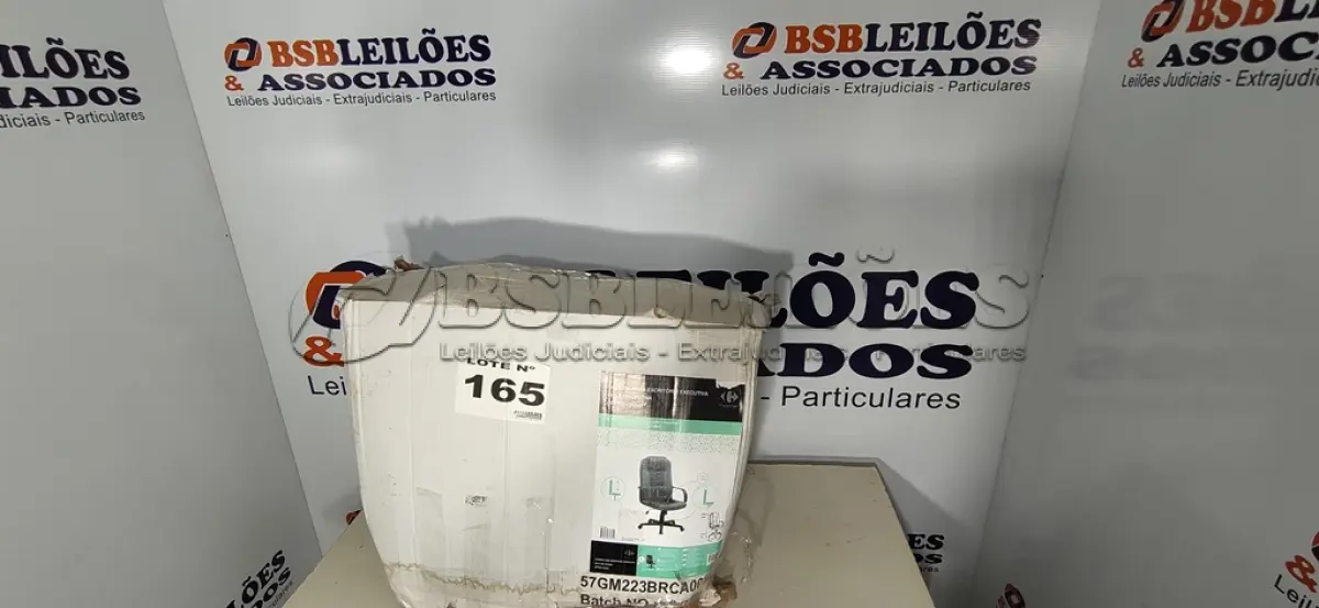 LOTE 165 - 01 - CADEIRA DE ESCRITÓRIO EXECUTIVA (NO ESTADO, NÃO SABEMOS SE FUNCIONA. LEILÃO NÃO TEM GARANTIA E NEM DEVOLUÇÃO, SUJEITO A POSSÍVEIS AVARIAS VISÍVEIS/OCULTAS E/OU AUSÊNCIA DE COMPONENTES)