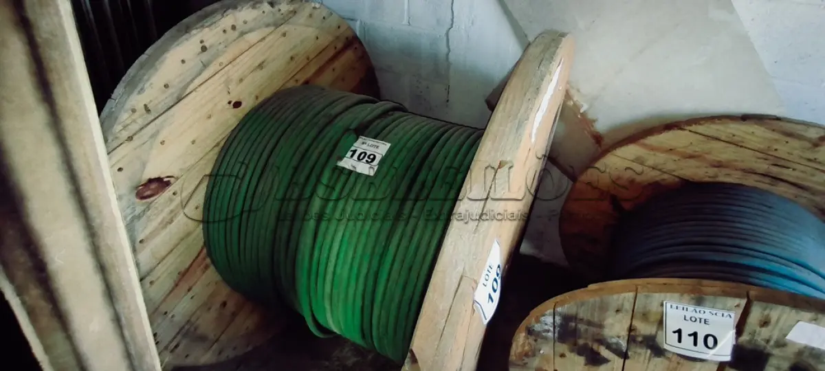 LOTE 109 - 01 CARRETEL COM CABO 120MM NA COR VERDE (1KV) COM 235 METROS. (NO ESTADO) ATENÇÃO! FAZER A VISITAÇÃO ANTES DE ARREMATAR, NÃO SABEMOS SE FUNCIONA. LEILÃO NÃO TEM GARANTIA E NEM DEVOLUÇÃO, SUJEITO A POSSÍVEIS AVARIAS VISÍVEIS/OCULTAS E/OU AUSÊNCIA DE COMPONENTES.