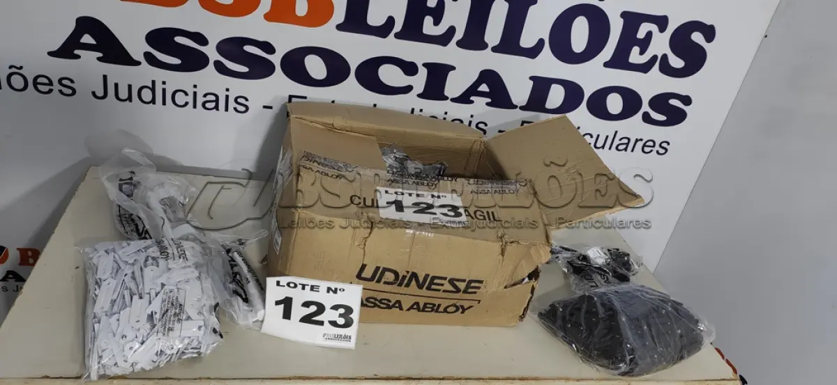 LOTE 123 - ACESSÓRIOS PARA ESQUADRIAS DE ALUMÍNIO (NO ESTADO, NÃO SABEMOS SE FUNCIONA. LEILÃO NÃO TEM GARANTIA E NEM DEVOLUÇÃO, SUJEITO A POSSÍVEIS AVARIAS VISÍVEIS/OCULTAS E/OU AUSÊNCIA DE COMPONENTES)
