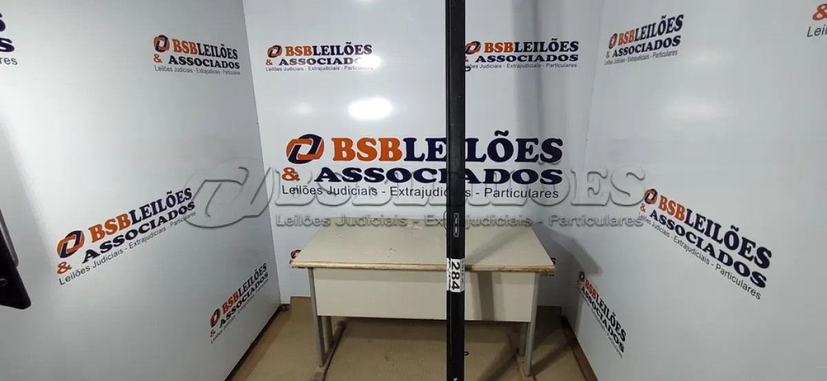 LOTE 284 - 01 - TELA DE PROJEÇÃO VISOGRAF RETRÁTIL (NO ESTADO, NÃO SABEMOS SE FUNCIONA. LEILÃO NÃO TEM GARANTIA E NEM DEVOLUÇÃO, SUJEITO A POSSÍVEIS AVARIAS VISÍVEIS/OCULTAS E/OU AUSÊNCIA DE COMPONENTES)