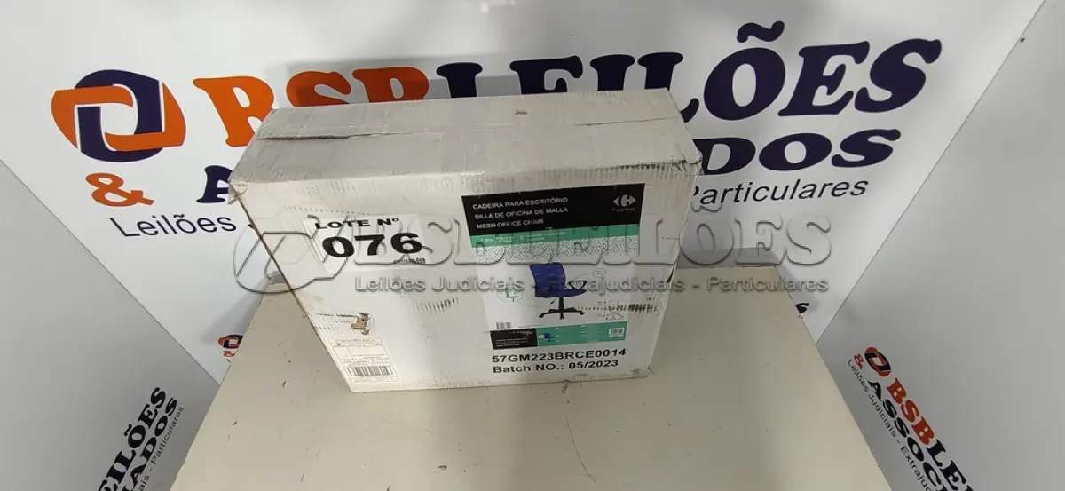 LOTE 076 - 01 - CADEIRA ESCRITÓRIO SECRETÁRIA GIRATÓRIA AZUL (NO ESTADO, NÃO SABEMOS SE FUNCIONA. LEILÃO NÃO TEM GARANTIA E NEM DEVOLUÇÃO, SUJEITO A POSSÍVEIS AVARIAS VISÍVEIS/OCULTAS E/OU AUSÊNCIA DE COMPONENTES)