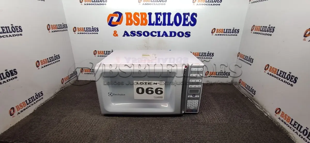 LOTE 066 - 01 - MICRO-ONDAS ELECTROLUX 34LITROS 220 VOLTS (NO ESTADO, NÃO SABEMOS SE FUNCIONA. LEILÃO NÃO TEM GARANTIA E NEM DEVOLUÇÃO, SUJEITO A POSSÍVEIS AVARIAS VISÍVEIS/OCULTAS E/OU AUSÊNCIA DE COMPONENTES)