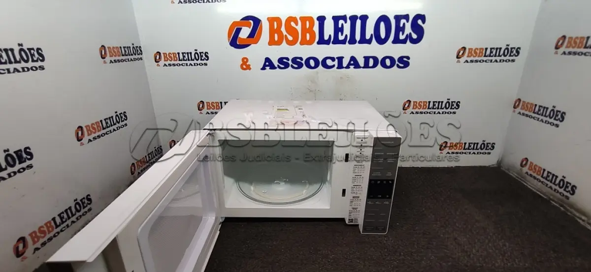 LOTE 186 - 01 - MICRO-ONDAS ELECTROLUX BRANCO 23LITROS ME23B 127V (NO ESTADO, NÃO SABEMOS SE FUNCIONA. LEILÃO NÃO TEM GARANTIA E NEM DEVOLUÇÃO, SUJEITO A POSSÍVEIS AVARIAS VISÍVEIS/OCULTAS E/OU AUSÊNCIA DE COMPONENTES)