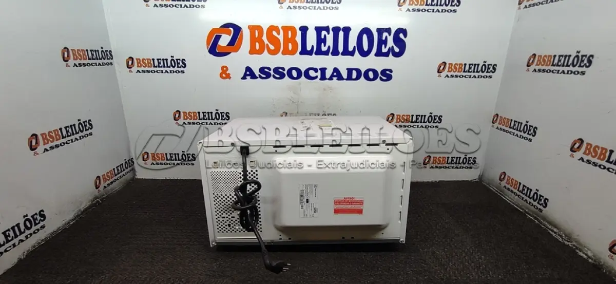 LOTE 186 - 01 - MICRO-ONDAS ELECTROLUX BRANCO 23LITROS ME23B 127V (NO ESTADO, NÃO SABEMOS SE FUNCIONA. LEILÃO NÃO TEM GARANTIA E NEM DEVOLUÇÃO, SUJEITO A POSSÍVEIS AVARIAS VISÍVEIS/OCULTAS E/OU AUSÊNCIA DE COMPONENTES)