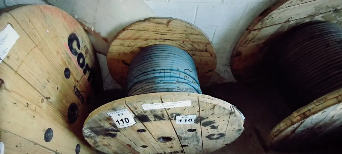 LOTE 110 - 01 CARRETEL COM CABO 150MM NA COR AZUL(1KV) COM 125 METROS. (NO ESTADO) ATENÇÃO! FAZER A VISITAÇÃO ANTES DE ARREMATAR, NÃO SABEMOS SE FUNCIONA. LEILÃO NÃO TEM GARANTIA E NEM DEVOLUÇÃO, SUJEITO A POSSÍVEIS AVARIAS VISÍVEIS/OCULTAS E/OU AUSÊNCIA DE COMPONENTES.