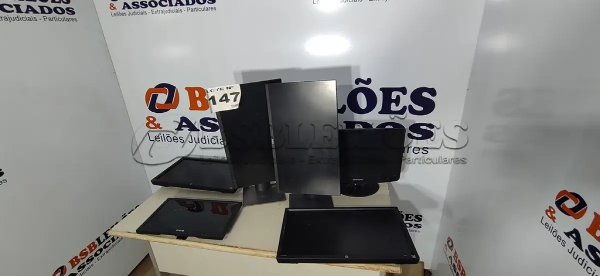 LOTE 147 - 07 – MONITORES DIVERSOS (NO ESTADO, NÃO SABEMOS SE FUNCIONA. LEILÃO NÃO TEM GARANTIA E NEM DEVOLUÇÃO, SUJEITO A POSSÍVEIS AVARIAS VISÍVEIS/OCULTAS E/OU AUSÊNCIA DE COMPONENTES)