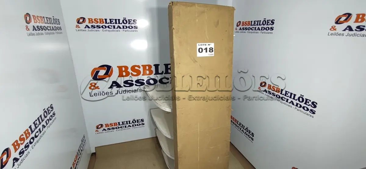 LOTE 018 - 01 - BIOMBO DIVISOR DE AMBIENTES EM MADEIRA MACIÇA DE EUCALIPTO DOMINOES MÃO E FORMÃO - AZUL (NO ESTADO, NÃO SABEMOS SE FUNCIONA. LEILÃO NÃO TEM GARANTIA E NEM DEVOLUÇÃO, SUJEITO A POSSÍVEIS AVARIAS VISÍVEIS/OCULTAS E/OU AUSÊNCIA DE COMPONENTES)