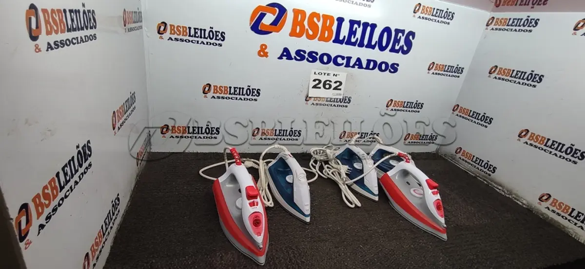 LOTE 262 - 05 – FERROS DE PASSAR ROUPAS DIVERSOS (NO ESTADO, NÃO SABEMOS SE FUNCIONA. LEILÃO NÃO TEM GARANTIA E NEM DEVOLUÇÃO, SUJEITO A POSSÍVEIS AVARIAS VISÍVEIS/OCULTAS E/OU AUSÊNCIA DE COMPONENTES)