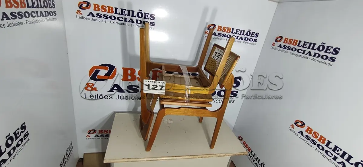 LOTE 127 - 02 - CADEIRAS FENDI ENCOSTO TELINHA (NO ESTADO, NÃO SABEMOS SE FUNCIONA. LEILÃO NÃO TEM GARANTIA E NEM DEVOLUÇÃO, SUJEITO A POSSÍVEIS AVARIAS VISÍVEIS/OCULTAS E/OU AUSÊNCIA DE COMPONENTES)