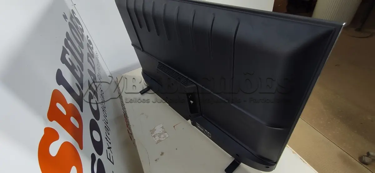 LOTE 185 - 01 - SMART TV LED 43" TOSHIBA FULL HD TB017M 43V35LS (NO ESTADO, NÃO SABEMOS SE FUNCIONA. LEILÃO NÃO TEM GARANTIA E NEM DEVOLUÇÃO, SUJEITO A POSSÍVEIS AVARIAS VISÍVEIS/OCULTAS E/OU AUSÊNCIA DE COMPONENTES)