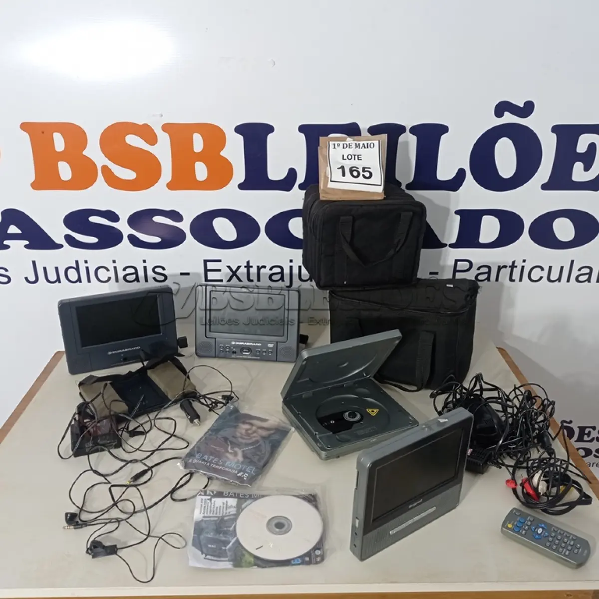 LOTE 165 - 02 KITS REPRODUTORES DE DVD PORTÁTIL VEICULAR E ACESSÓRIOS MARCA REGENTE E MARCA DURABRAND. (NO ESTADO) ATENÇÃO! FAZER A VISITAÇÃO ANTES DE ARREMATAR, NÃO SABEMOS SE FUNCIONA. LEILÃO NÃO TEM GARANTIA E NEM DEVOLUÇÃO, SUJEITO A POSSÍVEIS AVARIAS VISÍVEIS/OCULTAS E/OU AUSÊNCIA DE COMPONENTES.