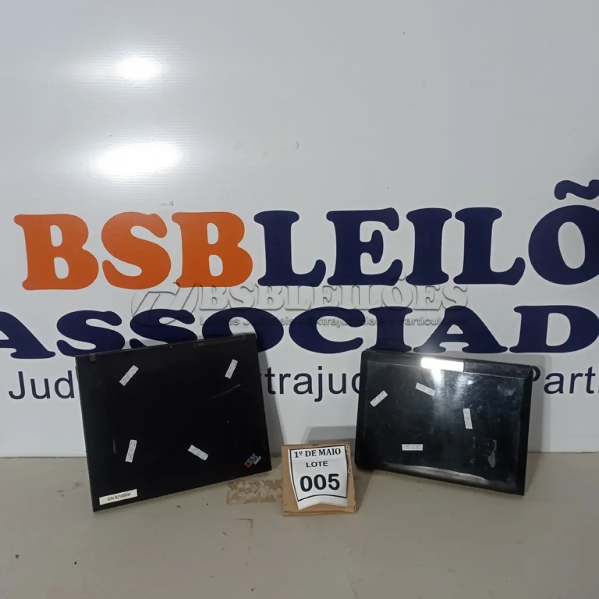 LOTE 005 - 02 NOTEBOOKS SENDO 01 MARCA POSITIVO E 01 IBM SEM CARREGADOR COM AVARIAS. (NO ESTADO) ATENÇÃO! FAZER A VISITAÇÃO ANTES DE ARREMATAR, NÃO SABEMOS SE FUNCIONA. LEILÃO NÃO TEM GARANTIA E NEM DEVOLUÇÃO, SUJEITO A POSSÍVEIS AVARIAS VISÍVEIS/OCULTAS E/OU AUSÊNCIA DE COMPONENTES.