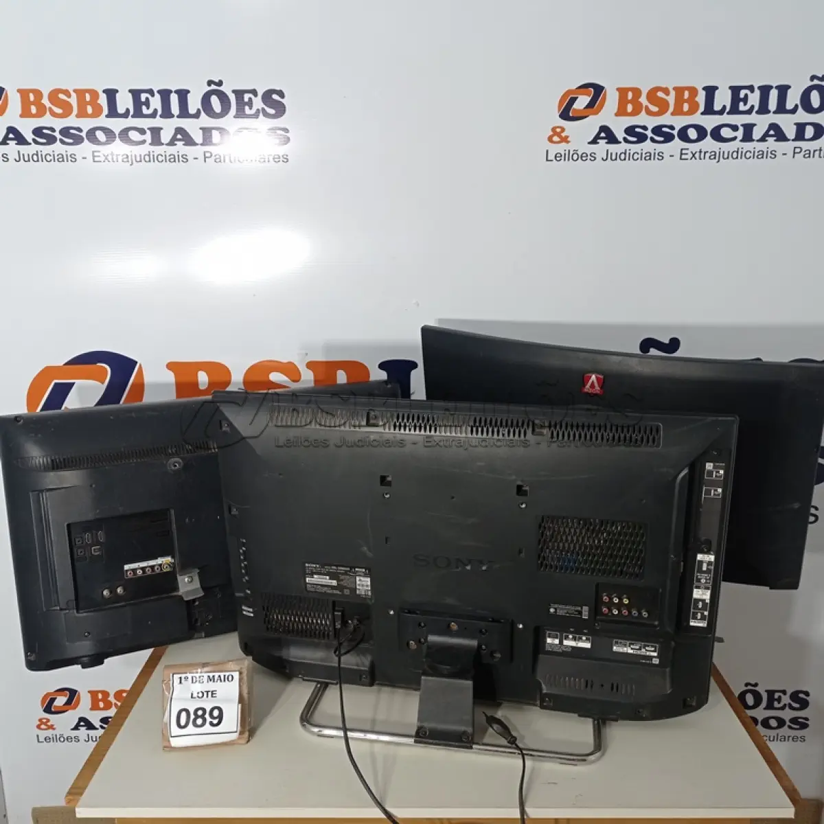 LOTE 089 - 02 TVS, SENDO 01 32’’ MARCA SONY, 01 SAMSUNG E 01 MONITOR 32’’ MARCA AOC COM AVARIAS.  (NO ESTADO) ATENÇÃO! FAZER A VISITAÇÃO ANTES DE ARREMATAR, NÃO SABEMOS SE FUNCIONA. LEILÃO NÃO TEM GARANTIA E NEM DEVOLUÇÃO, SUJEITO A POSSÍVEIS AVARIAS VISÍVEIS/OCULTAS E/OU AUSÊNCIA DE COMPONENTES.